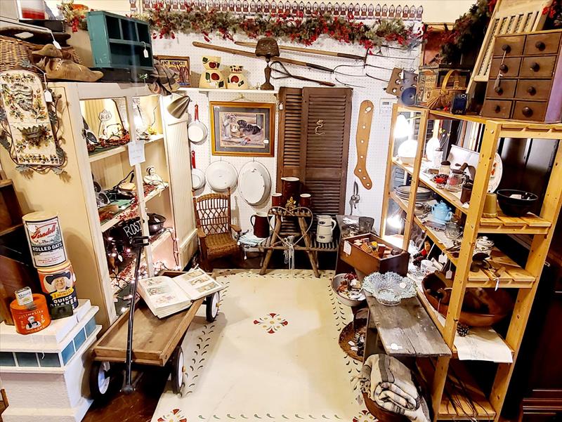 Past Charm Antiques Petersburg, IL